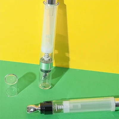 Botella AS+PP con bomba y punta metálica de masaje, 5 ml