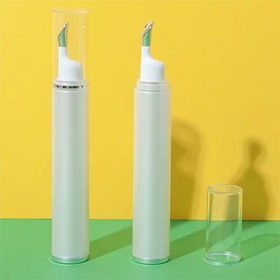 Botella blanca con aplicador metálico, 15 ml
