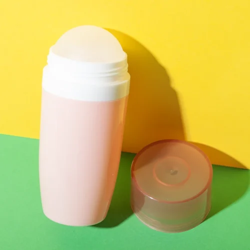 Botella roll-on curva rosa de PP de 50 ml – vista 1