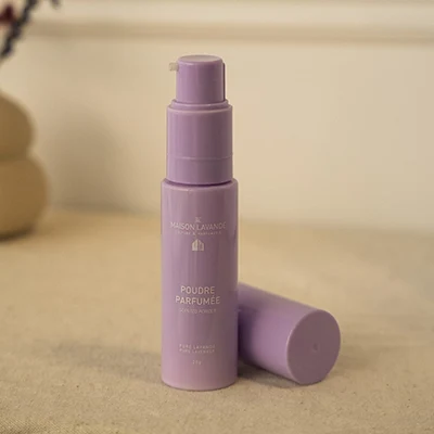 Botella de polvo perfumado de lavanda de Maison Lavande con formato portátil
