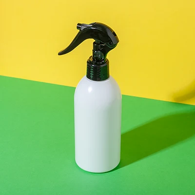 Botella blanca con pulverizador para productos capilares de PET, 200 ml