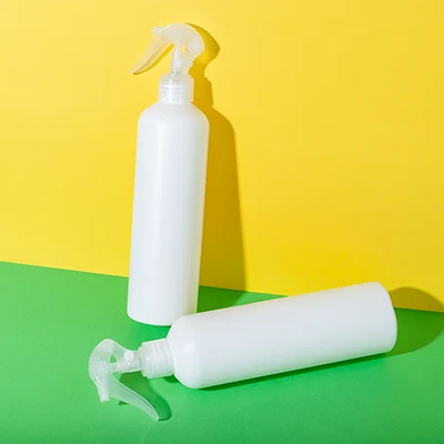 Botella grande con pulverizador para productos capilares de HDPE, 500 ml