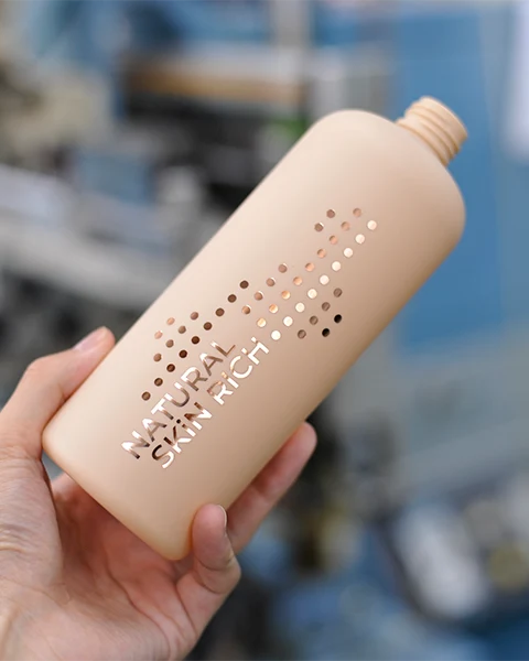 Estampación en caliente sobre una botella cosmética Estampación en caliente sobre una botella cosmética