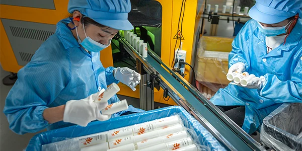 Inspectores de control de calidad en una línea de producción