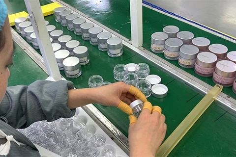 montaje y acabado de tarros para cremas montaje y acabado de tarros para cremas