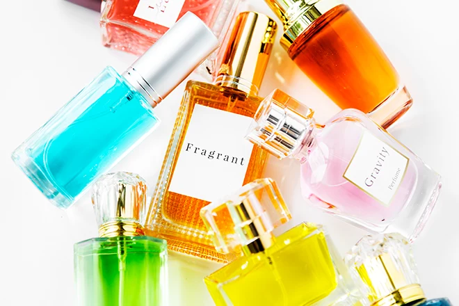 Varios frascos de perfume Varios frascos de perfume