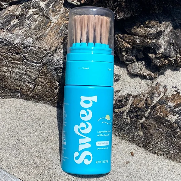 Envase para polvo Sweeq con brocha integrada en la playa