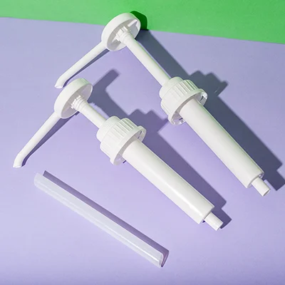 Bomba para cubo de 5 galones con tapón inviolable – imagen de producto