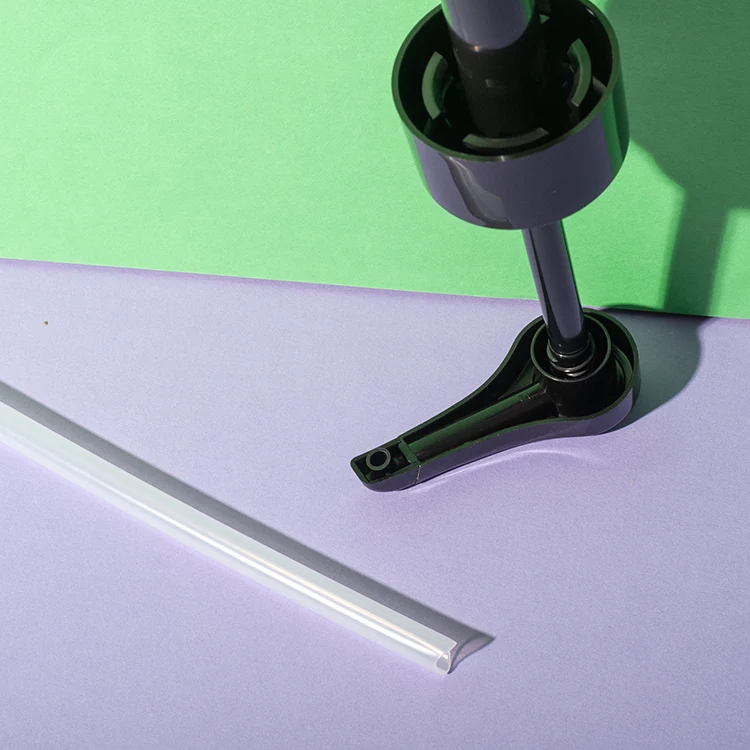 Bomba dosificadora de 10 ml para sirope, compatible con cuellos universales — vista del conjunto