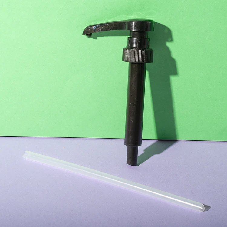 Bomba dosificadora estriada de 10 ml para chocolate, rosca 28/400 — detalle del cabezal