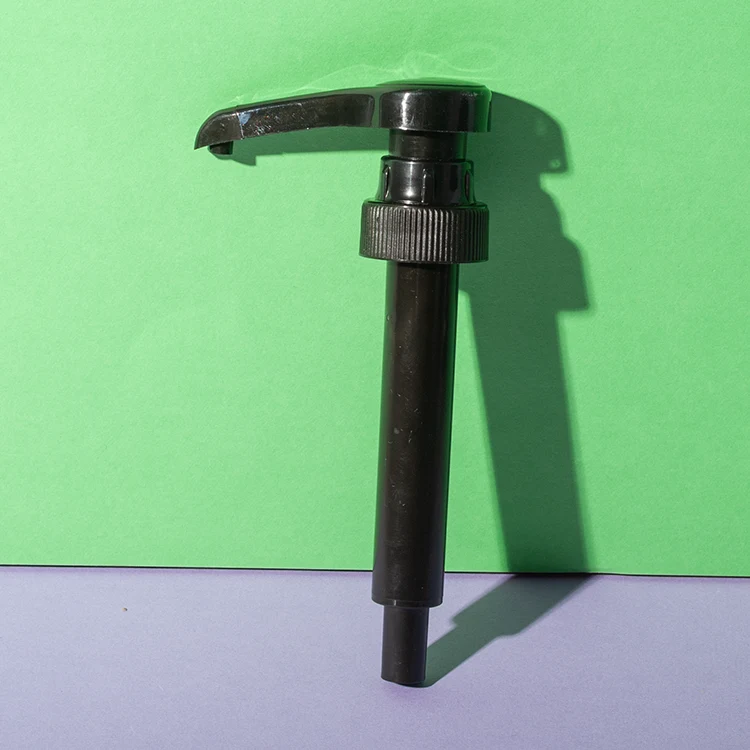Bomba dosificadora estriada de 10 ml para chocolate, rosca 28/400 — detalle del cuello