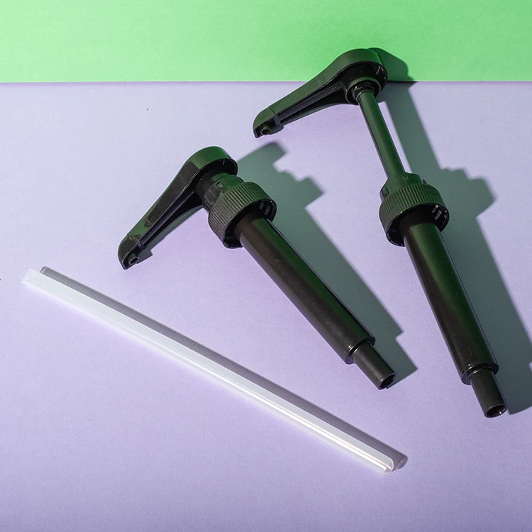 Bomba dosificadora estriada de 10 ml para chocolate, rosca 28/400 — detalle de la bomba