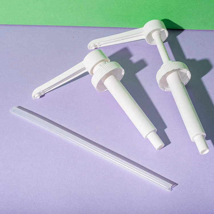 Bomba dosificadora MD estriada de 8 ml para aromas, rosca 38/400 — detalle de la bomba