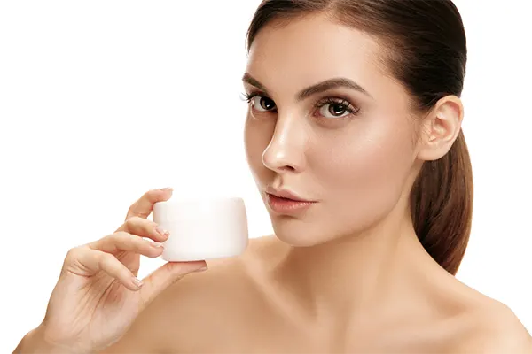 Aplicación de crema para el contorno de ojos — imagen 4