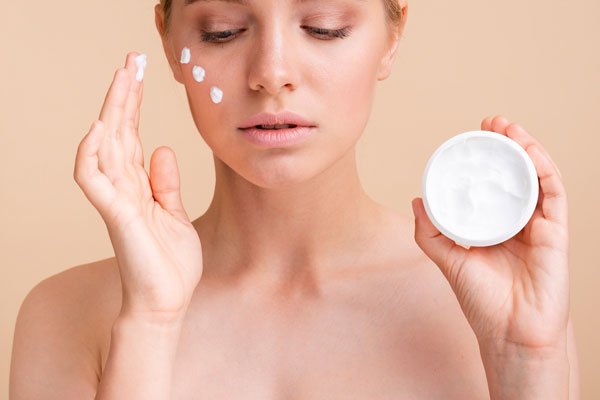 Aplicación de crema facial