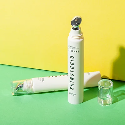 Tubo blanco de bálsamo labial de 15 ml con aplicador de zinc – vista de producto