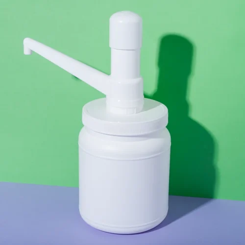 Bomba dosificadora comercial de salsas de 25 ml con botella de PE de 1750 ml — vista principal
