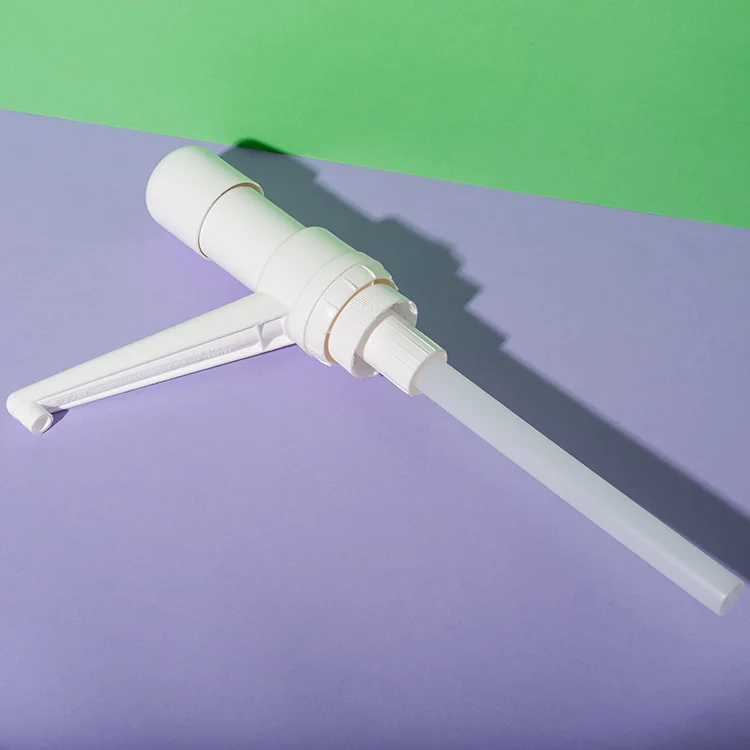 Bomba manual dosificadora de 30 ml para garrafa de agua de 5 galones — vista lateral