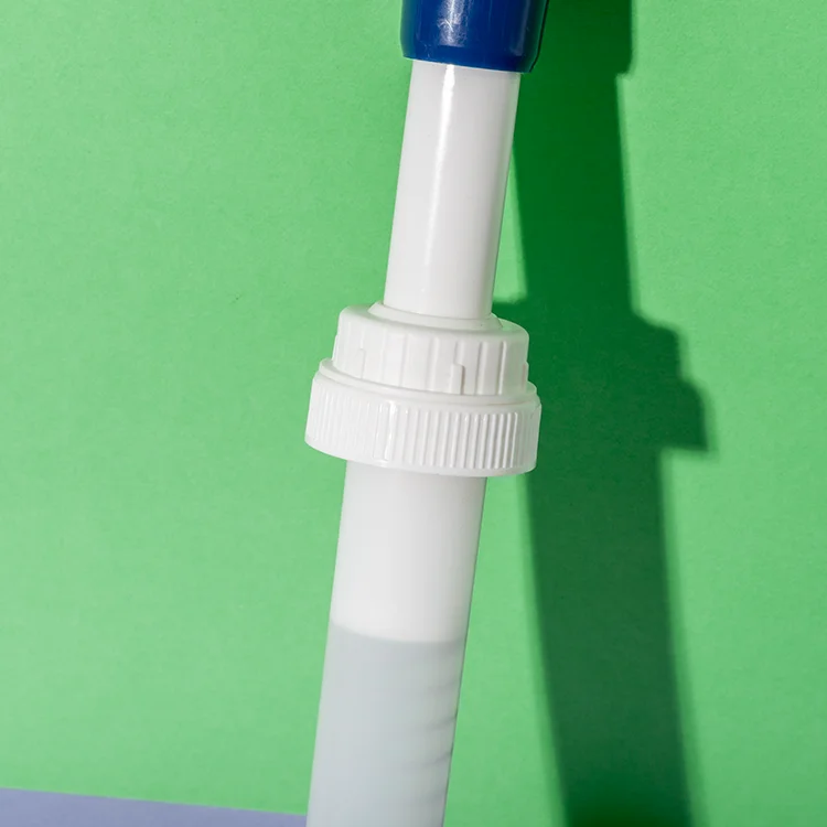 Bomba dosificadora de mayonesa azul 38/400 de 15 ml y 30 ml — detalle del cuello