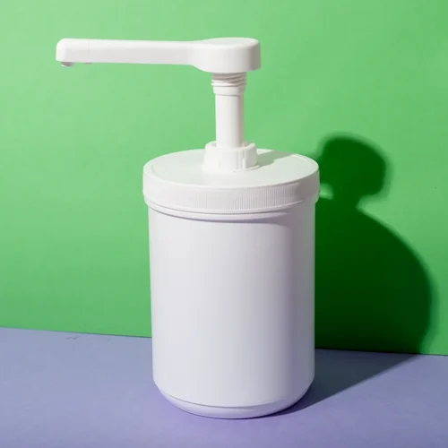 Bomba dosificadora de salsas de 15 ml con envase de PE de 1250 ml — vista principal