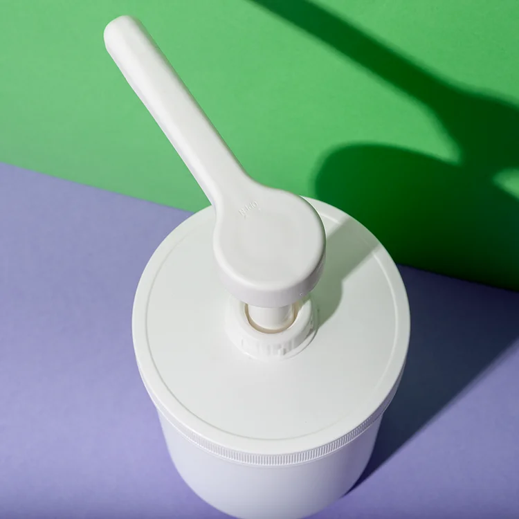 Bomba dosificadora de salsas de 15 ml con envase de PE de 1250 ml — detalle del cabezal